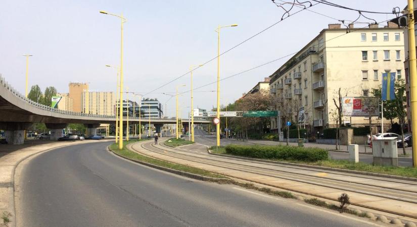 Csőtörés volt a BAH-csomópontnál, lezárták a Déli pályaudvar felé vezető útszakaszt