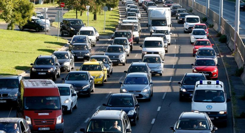Balatoni dugó: idegesítő tötymörgés az M7-esen, mutatjuk pontosan hol!