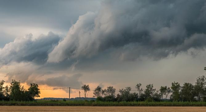 Nagy hőmérsékleti kontraszt és zivatarok jönnek holnap