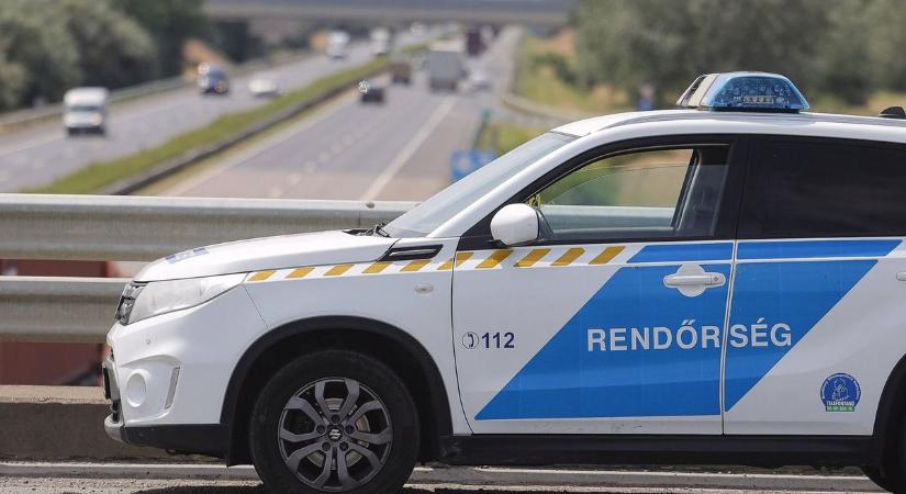 Baleset Hajdúböszörménynél: két autó ütközött, egy ember a roncsokban rekedt