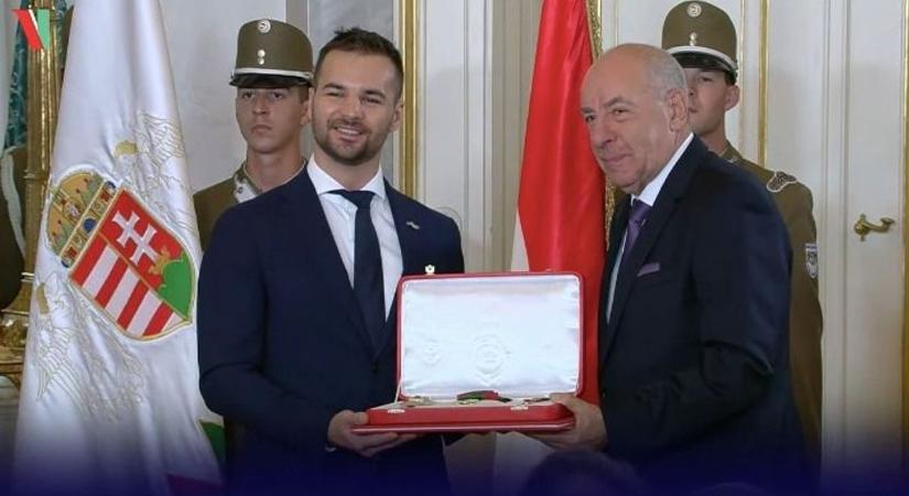 „A végtelenbe és tovább” – a legrangosabb kitüntetéssel ismerték el kutatóűrhajósaink teljesítményét (VIDEÓ)