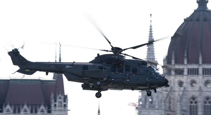 Légiparádé Budapesten: katonai repülők és helikopterek száguldottak a főváros felett