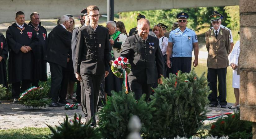 Az emlékezés virágai - Szent István-napi megemlékezés Győrben - Képgaléria