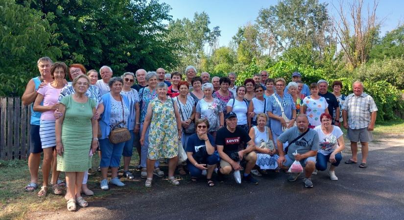 Megint felkerekedtek a vépi nyugdíjasklubosok: Csongrád-Csanád vármegyével ismerkedtek