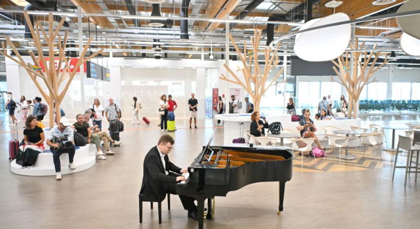 Zenével és tánccal ünnepelnek a Liszt Ferenc repülőtéren augusztus 20-án