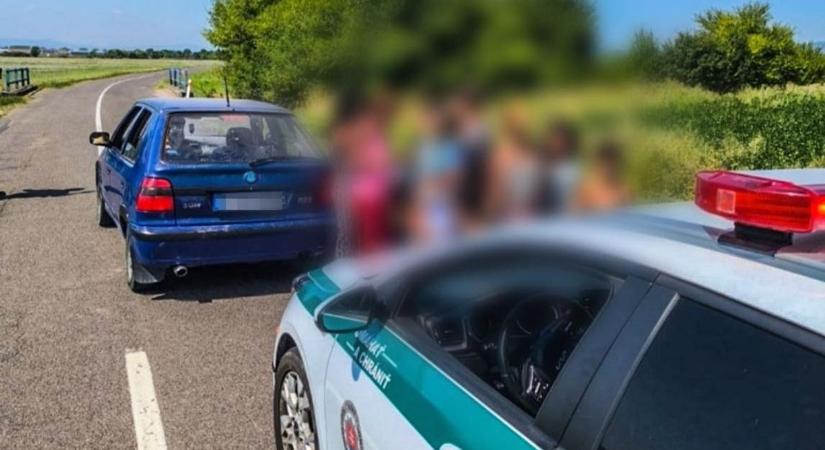 Őrület! Tizenhét embert szállított jogosítvány nélkül Škodájában egy férfi