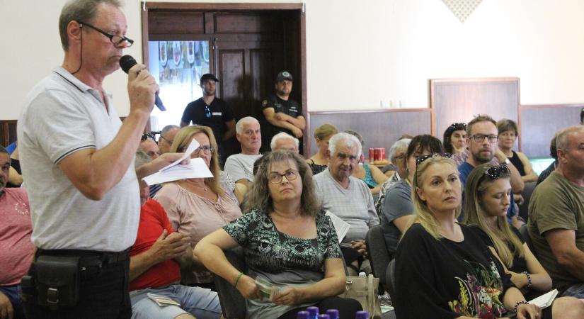 Szeles a hangulat Kürtön: családanya, madárvédő, de Bátorkeszi polgármestere is elmondta aggályait