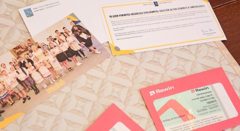 Megérkeztek az iskolákba a tanévkezdési utalványok, a szülők is hamarosan átvehetik őket