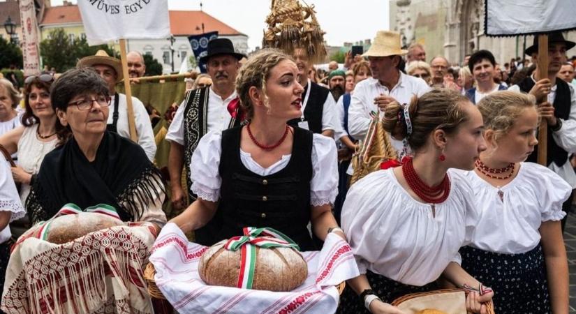 Politikusok és szép lányok hozták lázba a Szépasszony-völgyben ünneplőket