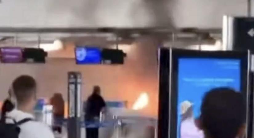 Lángok csaptak fel a milánói reptéren, egy férfi kalapáccsal verte szét a pultokat