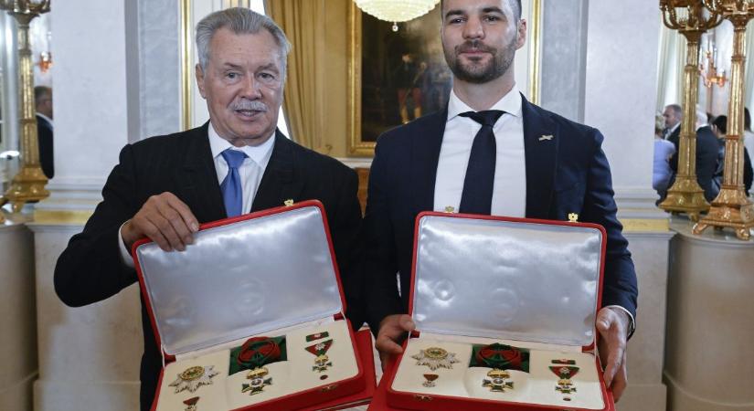A két magyar űrhajós kapta idén a Szent István Érdemrendet