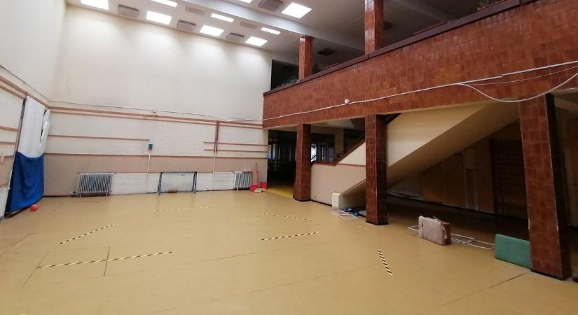 Amikor még az idő állt – Urbex-időutazás a csongrádi Diana Technikum múltjába (fotók)