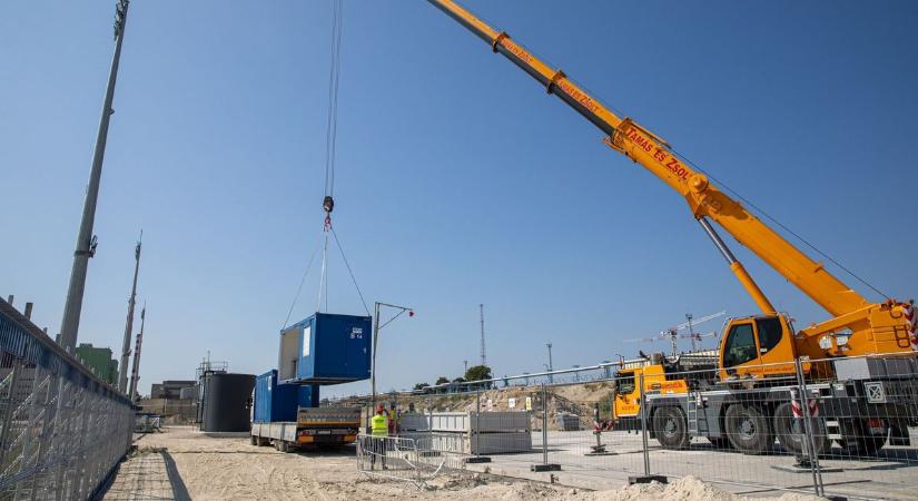 Az első beton öntésére készülnek