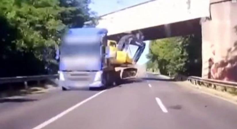 Vérfagyasztó pillanatot örökített meg egy autó fedélzeti kamerája a 6-os úton (VIDEÓ)