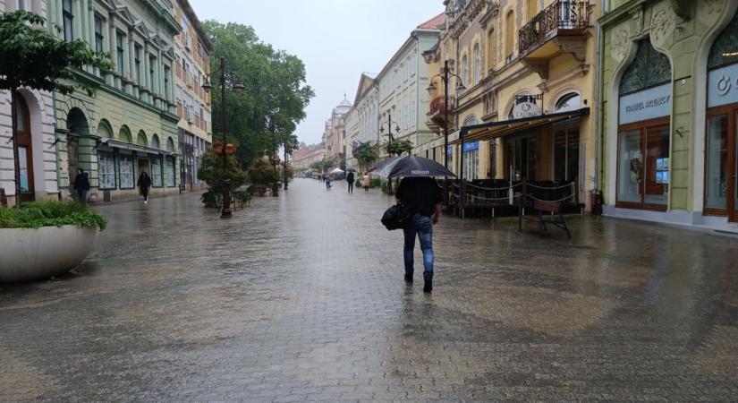 Jön a front: heves zivatarra is van esély, ne vágjon át a napsütés!