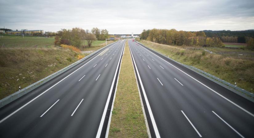 A pillanat töredéke is elég ahhoz, hogy bekövetkezzen a baj - őrült ámokfutó az M1-esen