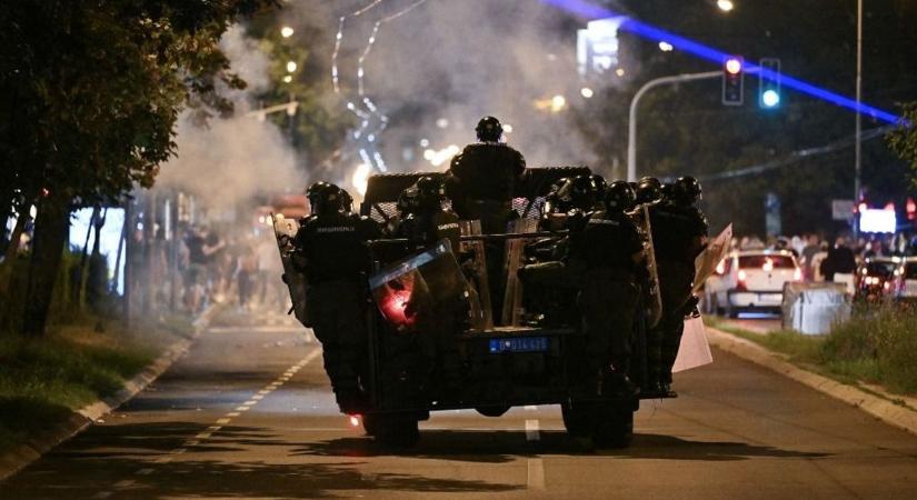 Szerbia forrong, az elnök „az ország gonosztól való megszabadításáról” beszél