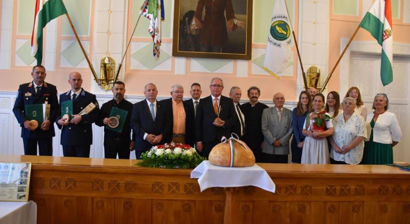Karcagi gazdákat, illetve a városért dolgozó szakembereket tüntettek ki – galériával
