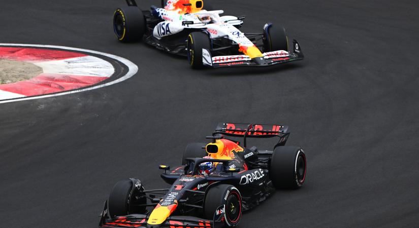 Fél a botránytól a Red Bull, ezért nem engedi Max Verstappent a testvércsapat közelébe
