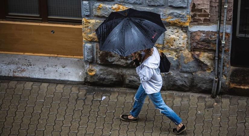 Kiadták a figyelmeztetést: heves zivatarok csapnak le a déli vármegyékre