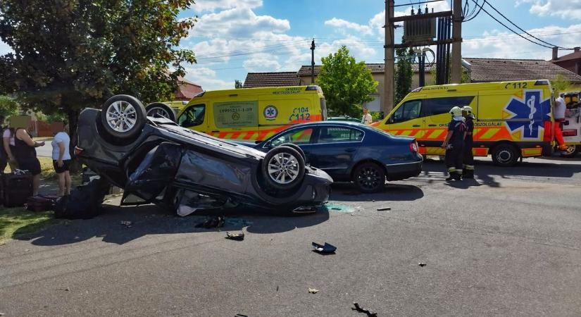 Durva baleset történt Hajdúhadházon! Több gyerek is megsérült, az egyik autó a tetején állt meg - fotókkal