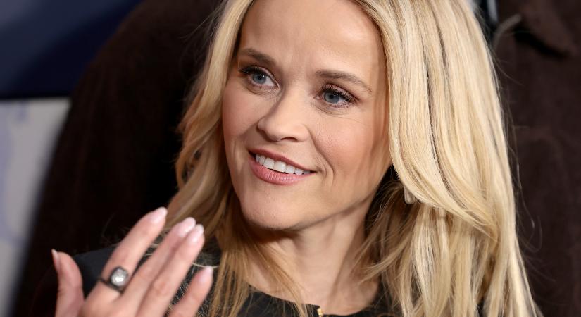 Zseniális! Reese Witherspoon megmutatta, hogyan rendezd el a könyvespolcod tényleg esztétikusan