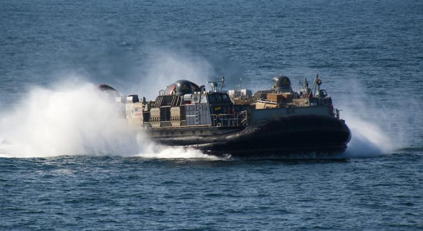 Kigyulladt az amerikai USS New Orleans hadihajó Japánban