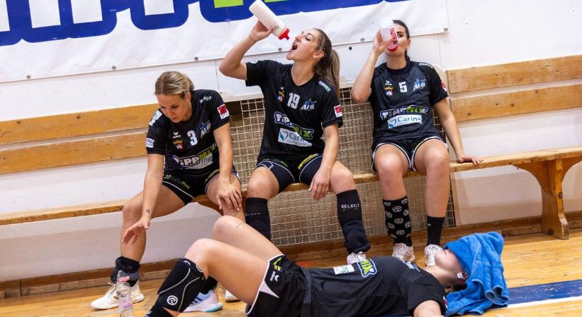 Embertelen melegben játszottak a kézilabdázók, többen rosszul lettek