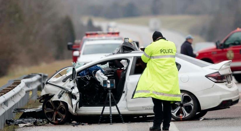 Elképesztő baleset az M1-en: Driftelve állt meg az autó a szalagkorlátnál – Videó