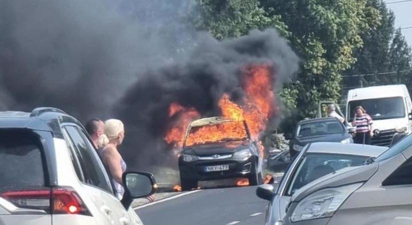 Olvasói fotókon mutatjuk a brutális autótüzet Kaposfőn