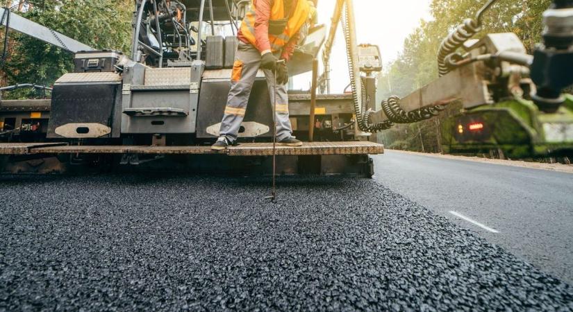 Több mint 61 milliós útfejlesztés indult a hevesi kisvárosban