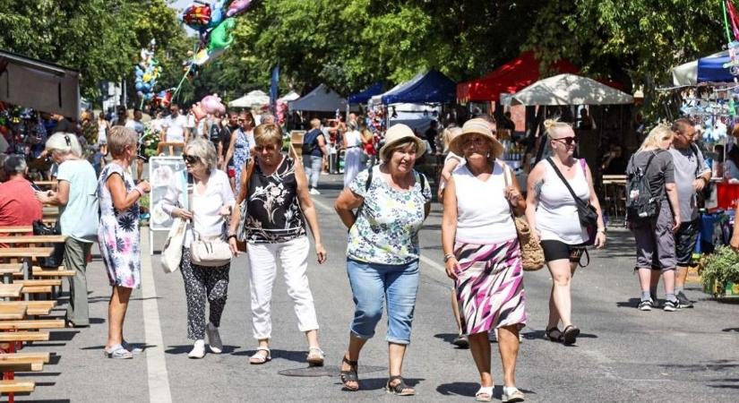 Cipók százait osztották ki az átalakított augusztus 20-i ünnepségen – videóval, galériával