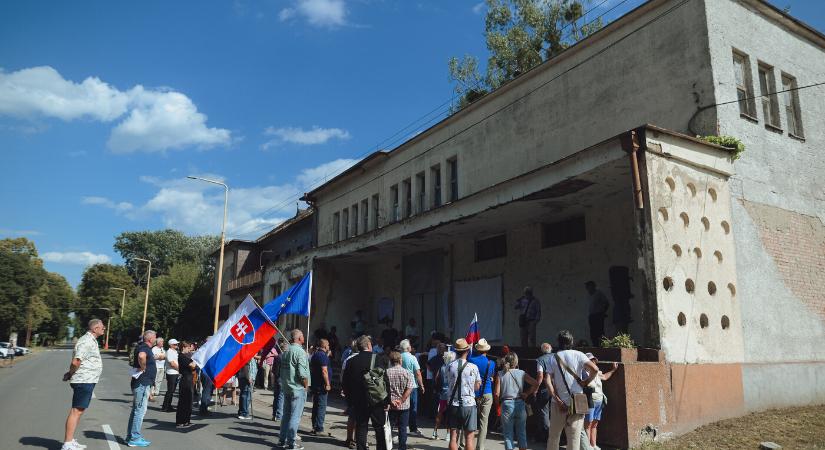 Emlékművet állítottak az 57 éve történt Dubček-Brezsnyev találkozónak Tiszacsernyőben