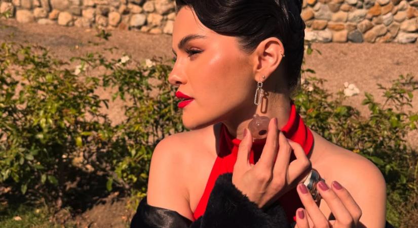 Selena Gomez manikűrjét akarja most mindenki, ez lesz az ősz legnagyobb trendje