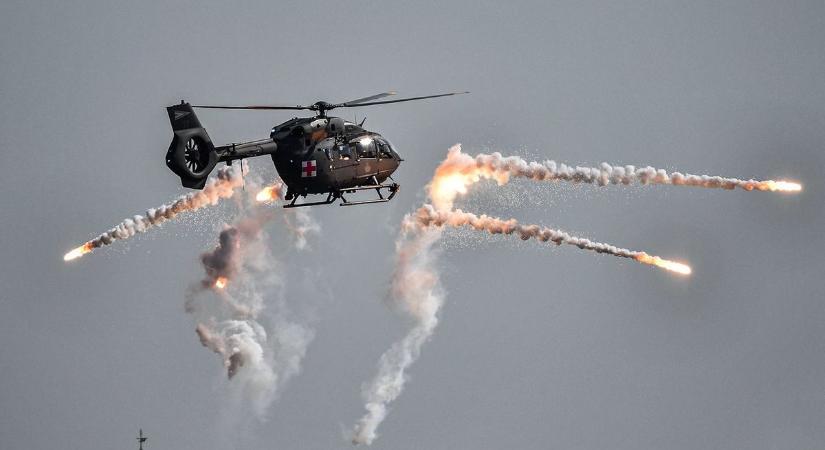 Egyszerre ragyogtak az égen a szolnoki helikopterek és a Gripenek – galériával