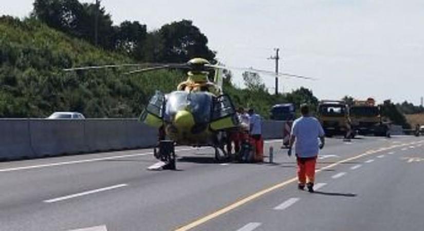 Szalagkorlátnak és egy táblának is nekicsapódott a kocsi: mentőhelikopter szállt le az M1-esre