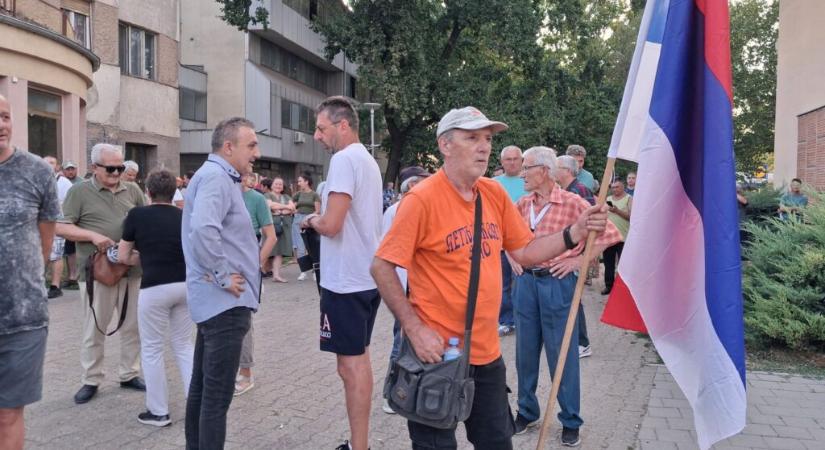 Gyorsan szétszéledtek Óbecsén a haladópárti ellentüntetők