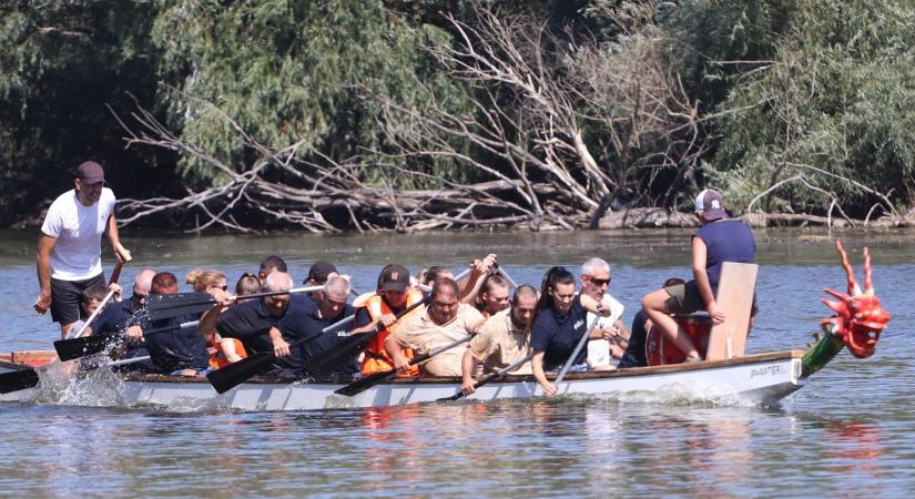 Sárkányhajók verték fel az Alpári Holt-Tisza vizét – fotók