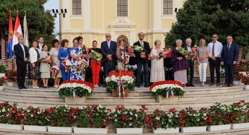 Rangos díjat kapott a Szentessy-házaspár, nekik is szólt a taps a Kossuth téren