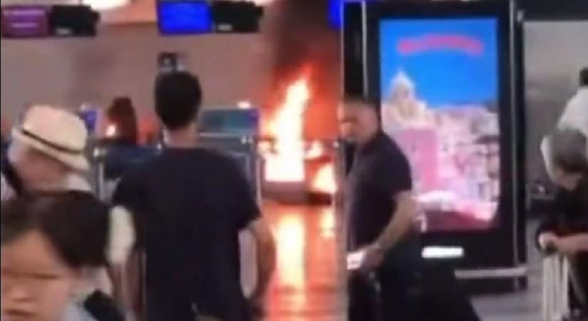 Káosz a reptéren: gyújtogatott és kalapáccsal esett a kijelzőknek egy férfi – videó