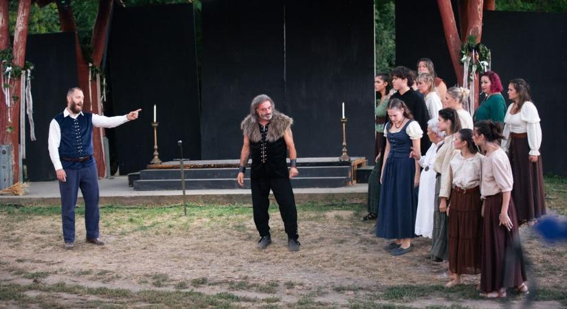 Emelkedett ünnep rockoperával Tényőn - Képgaléria