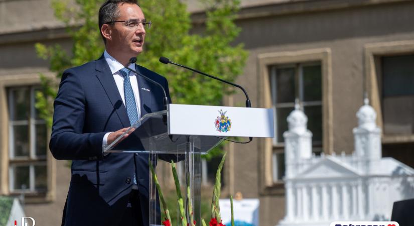 Papp László az Orbán-kormányt dicsérte, és migránsozni, (burkoltan) brüsszelezni sem felejtett el az ünnepi beszédében