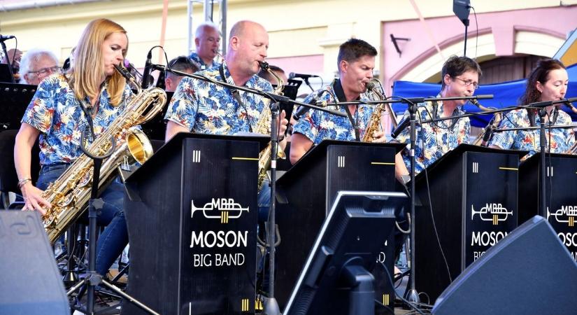 Világslágereket hozott a színpadra a Moson Big Band - Képgaléria
