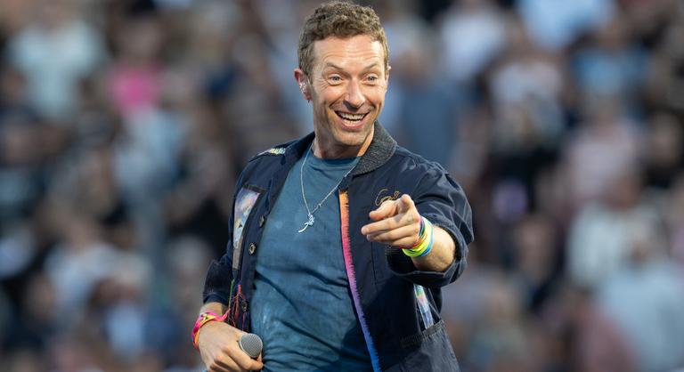A Coldplay frontembere elmondta, marad-e az együttes fellépésein a csókkamera