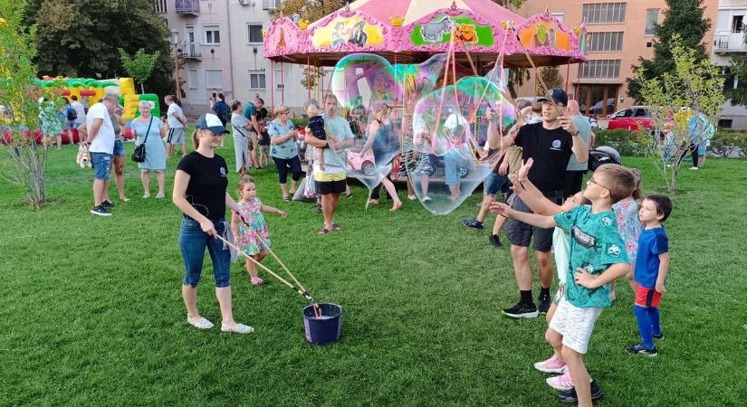 Forgatag, díszdiplomák és tűzijáték Makón – galériával