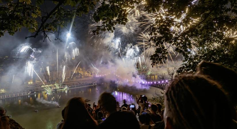 Szép ez az ünnep, kár, hogy egy öt kilométeren elterülő tűzijáték sem tud jó fényt vetni rá, ha vannak, akik a nemzeti összetartozásba nem férnek be