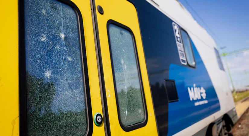 Brutálisan megrongálták a Balatonra tartó emeletes motorvonatot