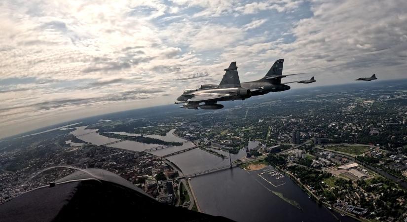 Nem mindennapi: videóra vették a magyar Gripeneket méterekre a legendás B-1-es amerikai nehézbombázó repülőgéptől – ez az oroszoknak szólt