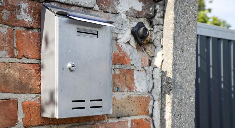 Bizalmas adatokkal teli levelet loptak ki egy postaládából, ők vannak most veszélyben