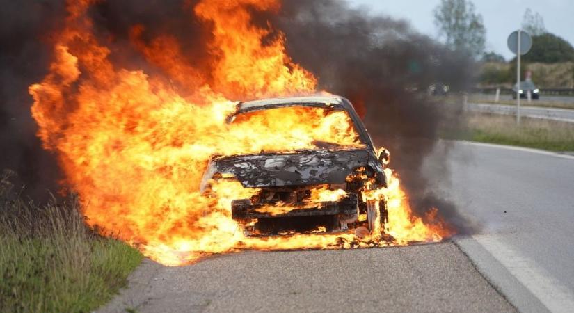 Kigyulladt egy trélert vontató autó a 83-ason